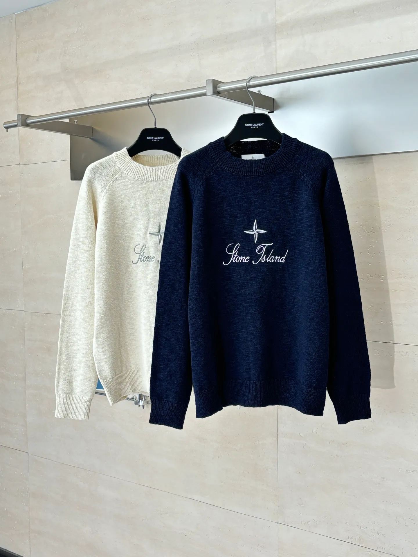 P460 STONE ISLAN*/Stone Island FW25 Holiday Limited Threaded logo embroidered pullover knitted sweater. The fabric is made of imported ultra-fine merino wool yarn, which has been combed to remove impurities and anti-pilling. The plain base is woven with a 14-needle circular machine. The yarn is first dyed and then woven to make the navy blue color rich and not easy to fade. The body is designed with a raglan sleeve structure, the shoulder panels are laser positioned and cut, and the splicing joints are seamlessly connected using embedded clip technology, giving you a non-restrained feeling when worn. The brand logo and star pattern on the chest adopt a combination of hand-applied embroidery + flat embroidery, using high-elastic polyester-cotton thread. The stitch density is controlled at 8 stitches per centimeter. The outline of the pattern is clear and three-dimensional, and it is wear-resistant and does not fall off. The neckline is designed with a ribbed round neck. The rib tissue is pre-shrunk and shaped by high temperature. It has excellent resilience and is not easy to loosen. The cuffs and hem are also ribbed with the same material, and are reinforced with the body through overlock sewing technology. The overall tailoring follows ergonomics, and each process undergoes quality control testing. From yarn weaving to finished product sewing, the precision of details is controlled throughout the process to create knitted items with both functionality and design. The overall wiring is straight and delicate, the fabric is comfortable and soft, and the color is consistent without color difference. Size: S/M/L/XL